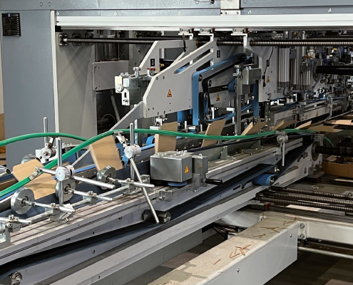 Faltschachtelklebemaschine (FKM) in Betrieb